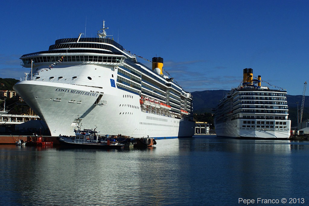 Costa-Mediterranea-Costa-Atlantica-Savona-19-settembre-2011.jpg