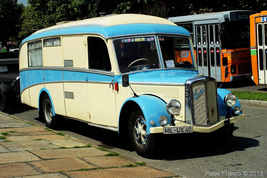 Torino-11-6-2011-Saurer-Taurus-Caravan-1944.jpg