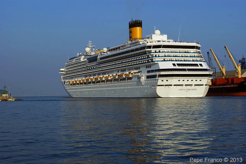 Costa-Concordia-Savona-17-ottobre-2011.jpg