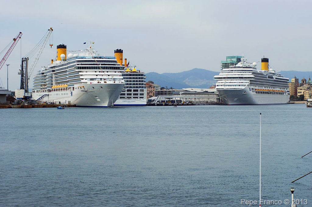 Costa-Luminosa-Costa-Deliziosa-Costa-Concordia-Savona-25-aprile-2011.jpg