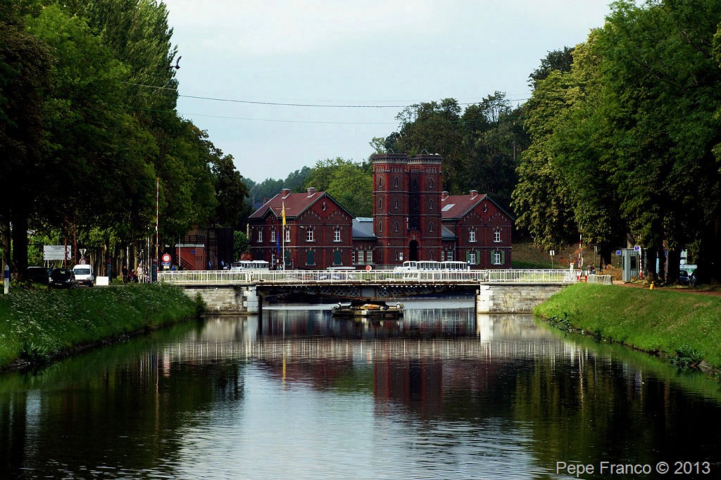 15-La-Louviere-25-luglio-2010-ponte-girevole-e-officina.jpg