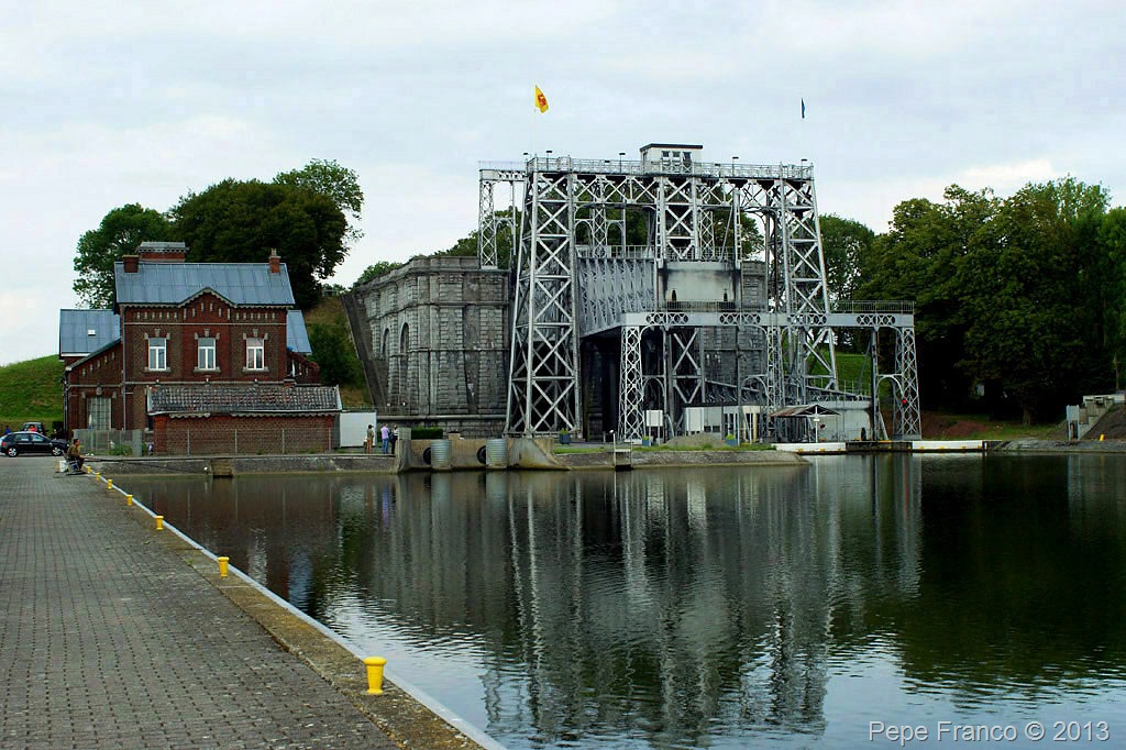 36-La-Louviere-25-luglio-2010-ascensore-4-edificio-di-servizio-e-darsena.jpg