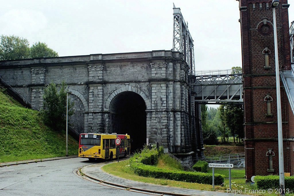 38-La-Louviere-25-luglio-2010-ascensore-4-la-strada-passa-sotto-il-canale.jpg