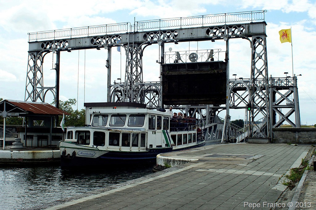 45-La-Louviere-25-luglio-2010-ascensore-4-battello-Henrichenburg-esce-dalla-vasca-...-il-via.jpg